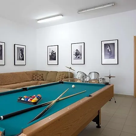 فيلة Skaloma Sleeps 20 Pool Air Con بحيرة فولياغميني