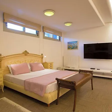 فيلة Skaloma Sleeps 20 Pool Air Con *