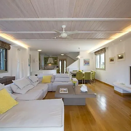 Skaloma Sleeps 20 Pool Air Con فيلة